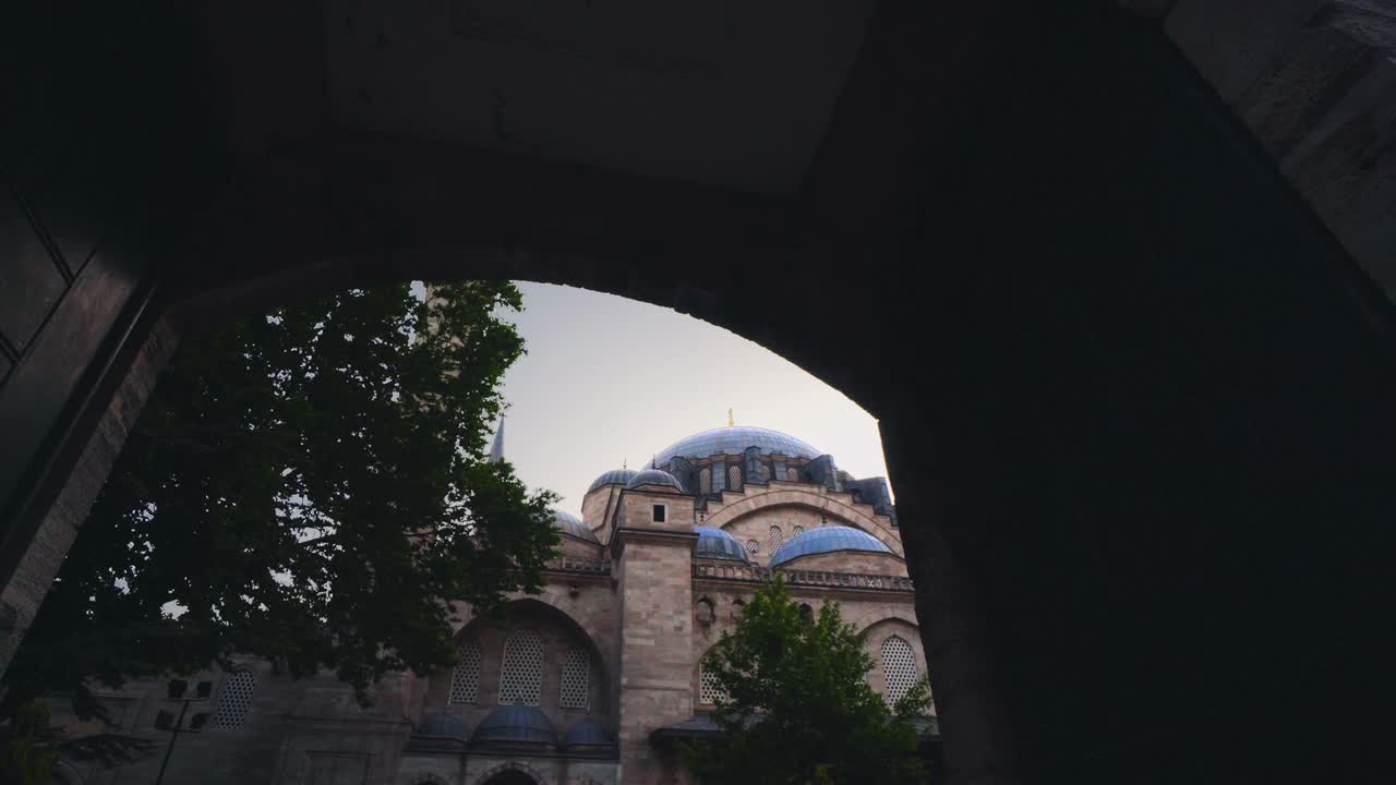сулейманская мечеть (турецкий: suleymaniye camii) - великолепная мечеть xvi века в стамбуле, турция, построенная сулейманом величественным