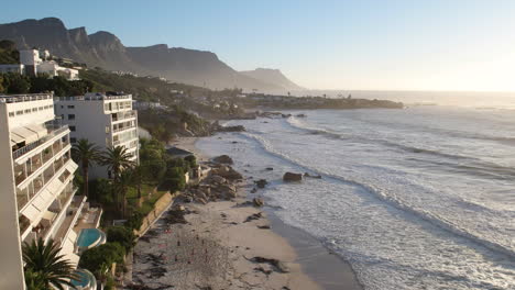 Touristen,-Die-Volleyballsport-Am-Sandufer-Am-Clifton-Beach,-Kapstadt,-Südafrika-Spielen