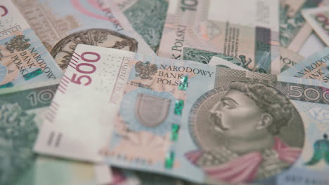 panorámica: 100 y 500 dinero polaco se encuentran en el fondo del dinero