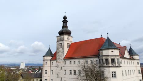 Castillo-De-Hartheim-En-Alkoven,-Alta-Austria---Retirada-Aérea