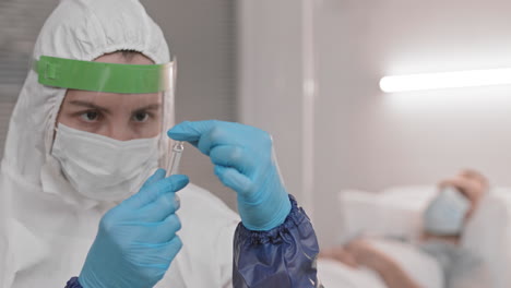 trabajador médico mirando la ampolla