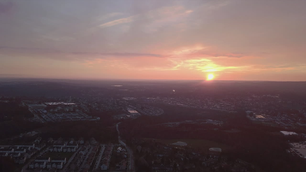 lapso de tiempo de la pequeña ciudad al atardecer