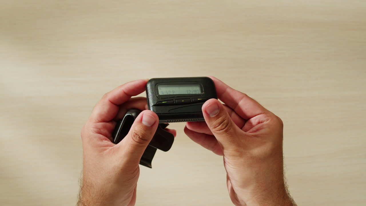 빈티지 페이저를 들고 있는 손