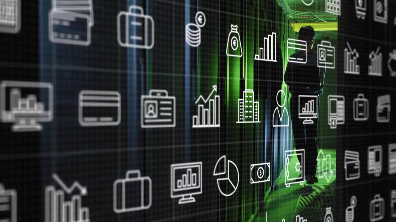 animación de la interfaz con iconos digitales contra un ingeniero asiático usando una computadora portátil en la sala del servidor