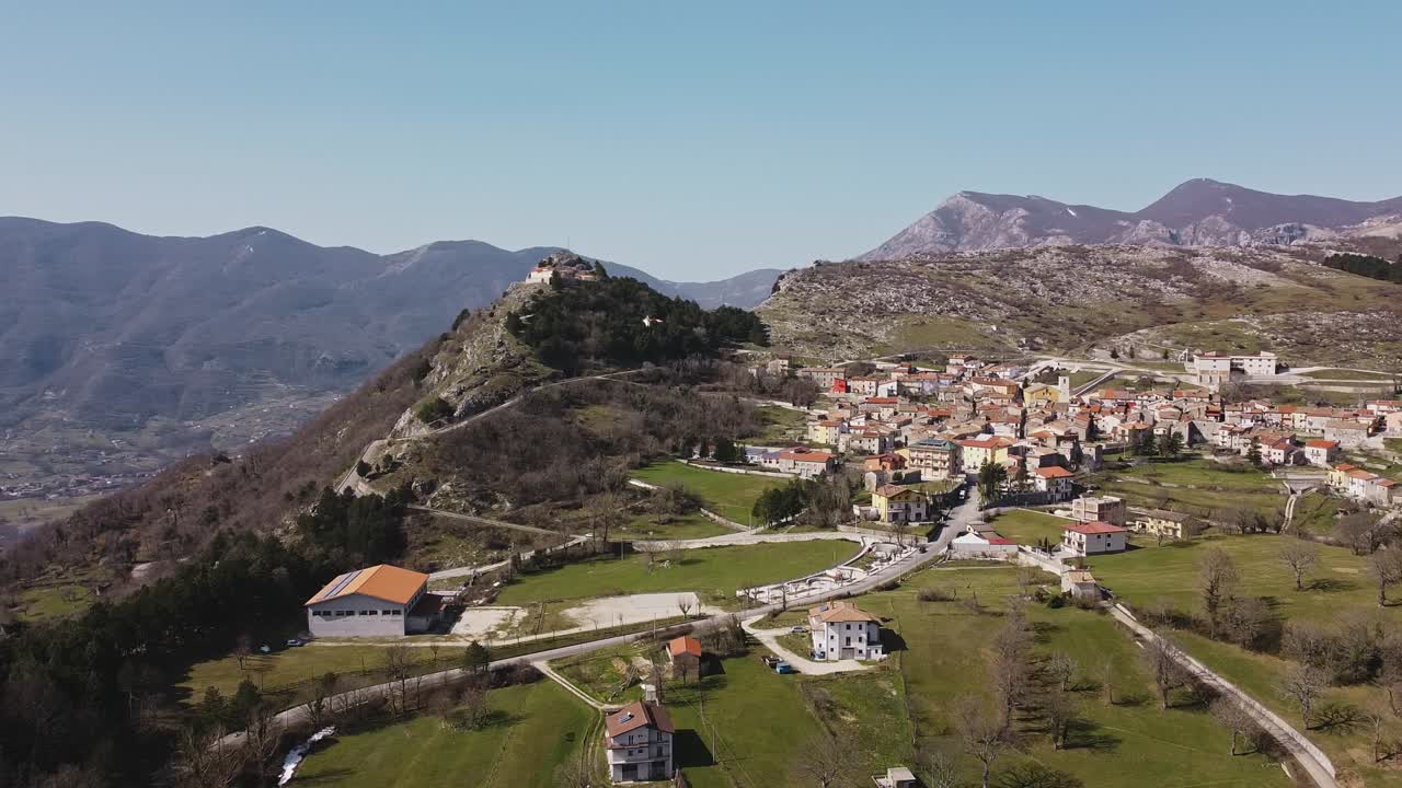 vista aérea del paisaje de pietraroja, un pueblo italiano en la cima de una colina, en los apeninos