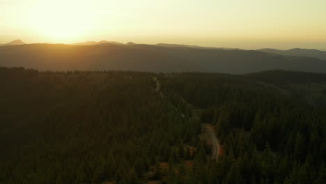 Puesta-De-Sol-De-Drones-En-Vista-Del-Bosque-De-Montaña-Contra-El-Sol-Naranja-Brillante-En-El-Cielo-Dorado