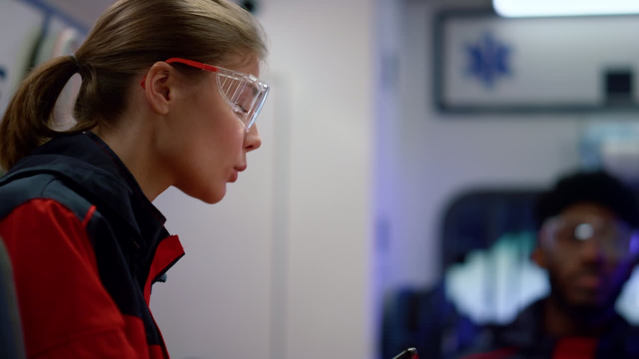 серьезный фельдшер скорой помощи, управляющий транспортным средством скорой помощи при вызове 911