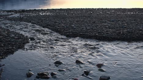 Pequeño-Arroyo-Que-Fluye-Sobre-Piedras-En-Una-Puesta-De-Sol-Muy-Fresca