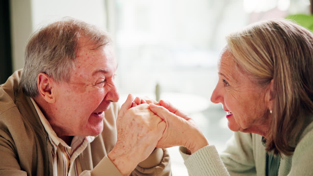 손을 잡고 행복 한 노인 부부