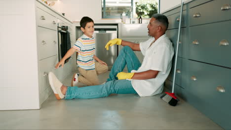 cinco altos, papá o hijo limpiando en la cocina
