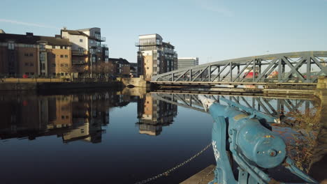 una vieja pistola harboon, ahora un monumento cerca de la cuenca del muelle albert, en un día soleado, edimburgo, lothian, reino unido