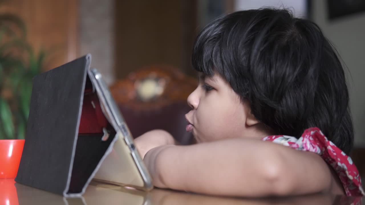 태블릿을 사용하는 소녀