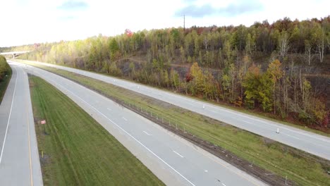 Vista-De-Drone-De-Un-Automóvil-Que-Pasa-Por-Una-Carretera-De-Peaje.