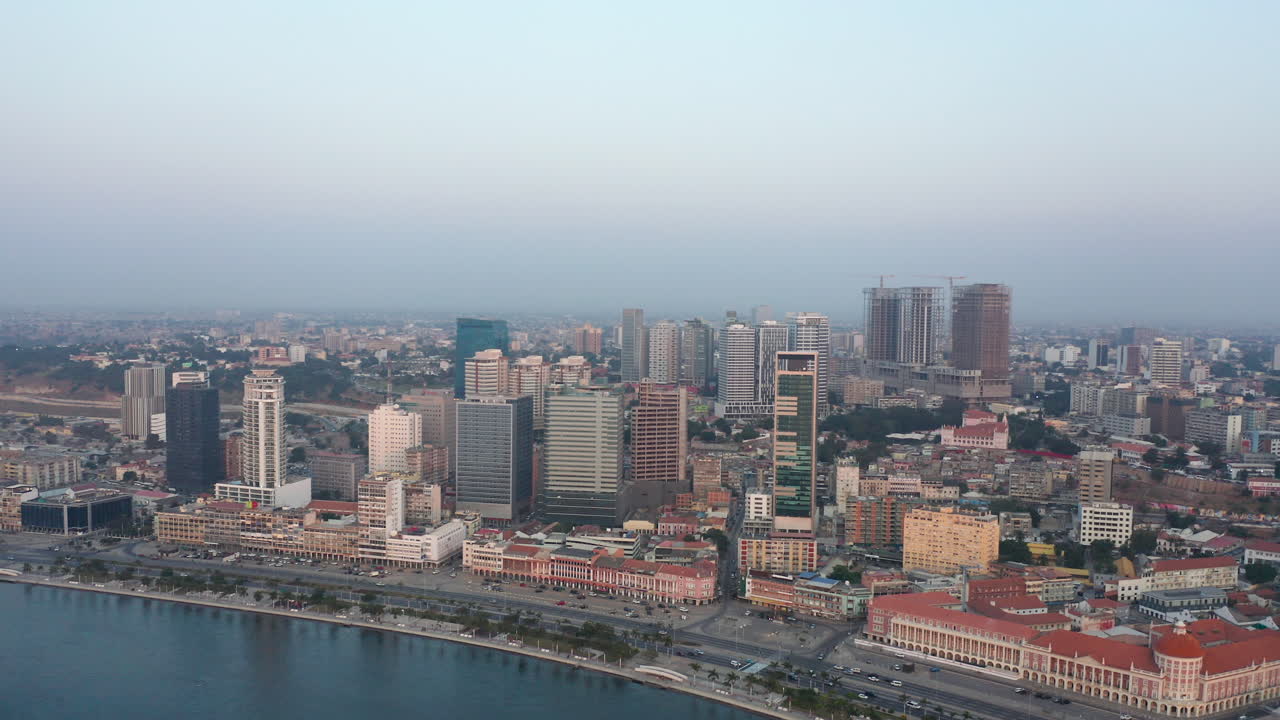 뒤로 여행, 루안다 도시, 황금 시간 비행 루안다, 아프리카