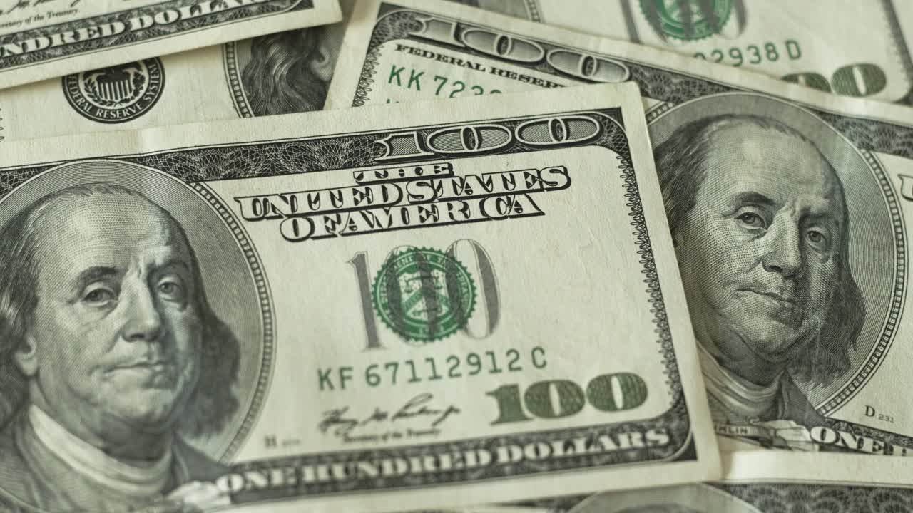 montón de billetes de 100 dólares con thomas jefferson 4k