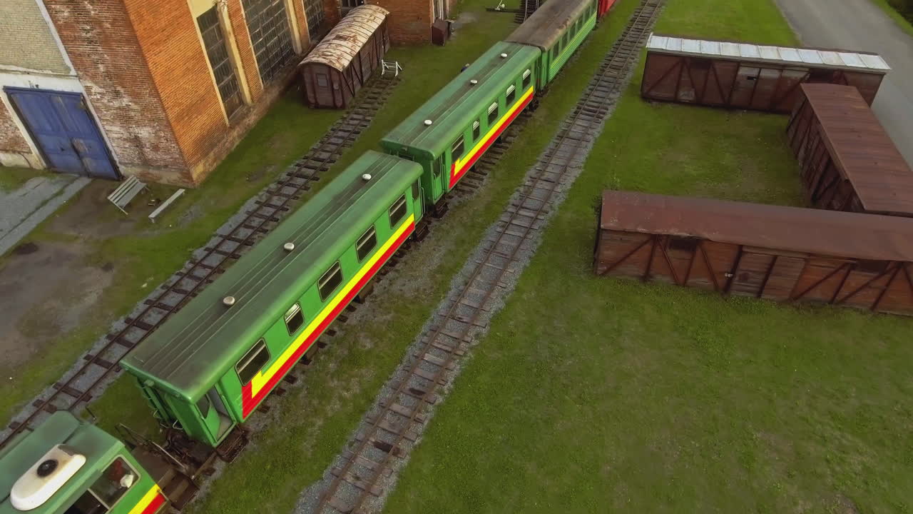 오래된 산업 창고에서 빈티지 열차