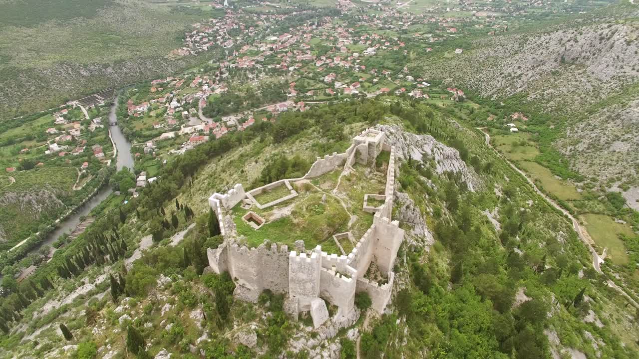 조감도는 mostar 보스니아의 카르스트 언덕 꼭대기에 있는 blagaj 요새를 보여줍니다.