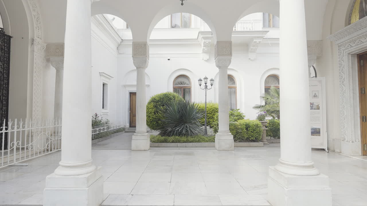el elegante patio blanco de un palacio