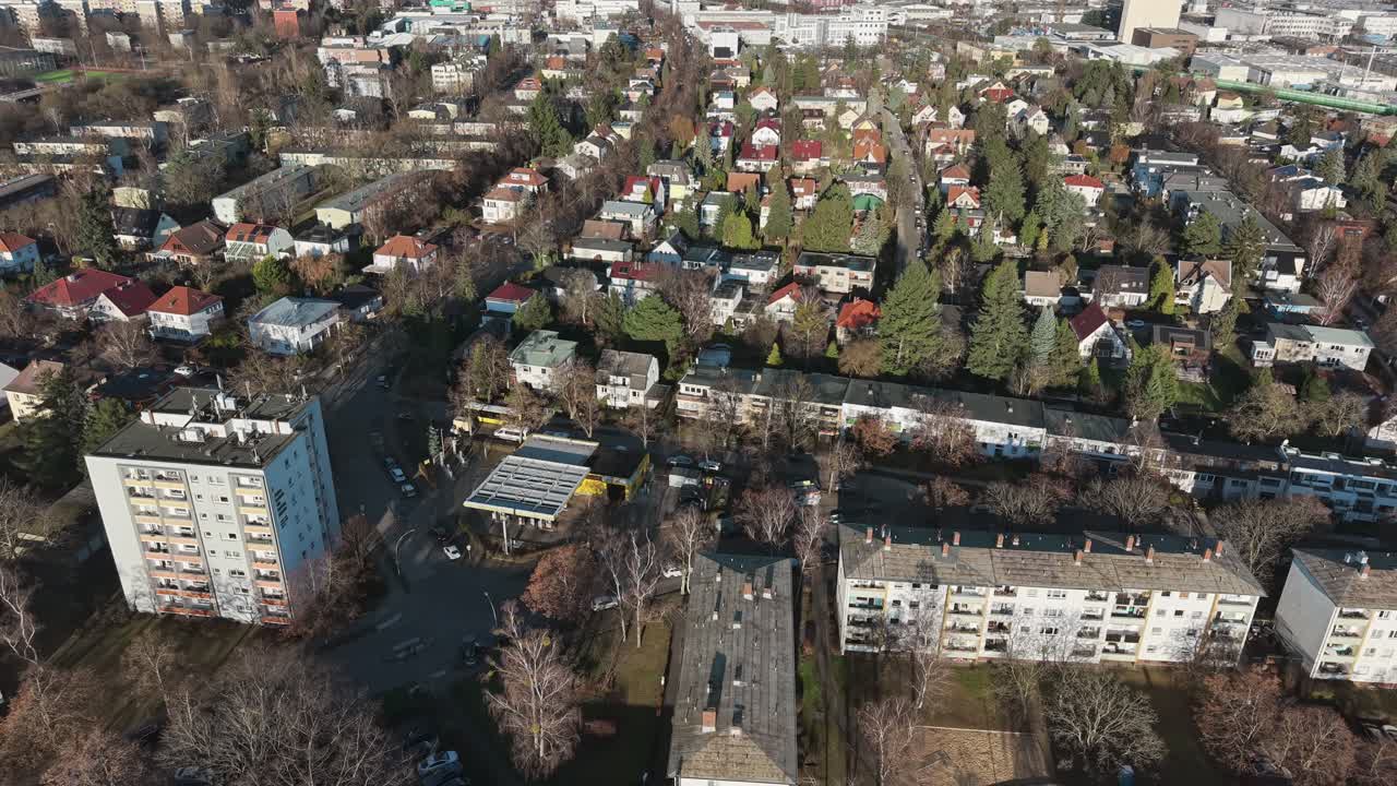 Widok obszaru mieszkalnego w Berlinie na tle czystego porannego nieba, Niemcy, Europa