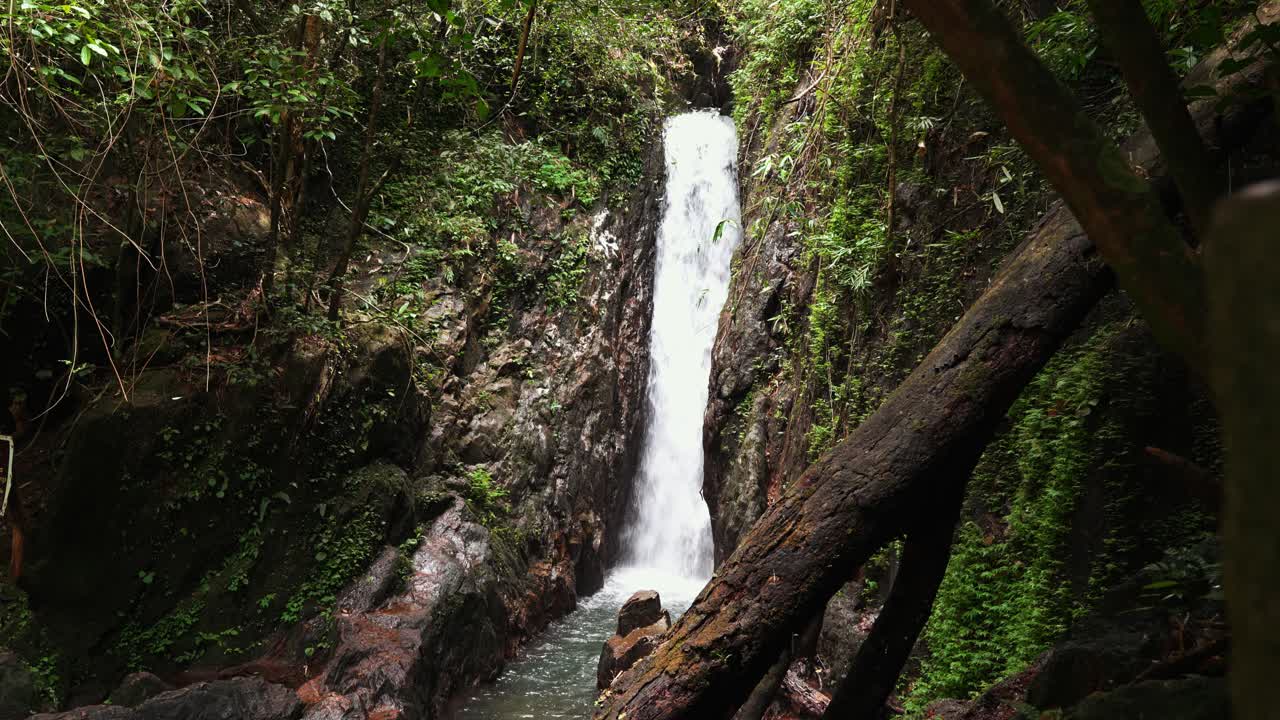 una vista de la cascada bang pai en la selva cerca de phuket, tailandia