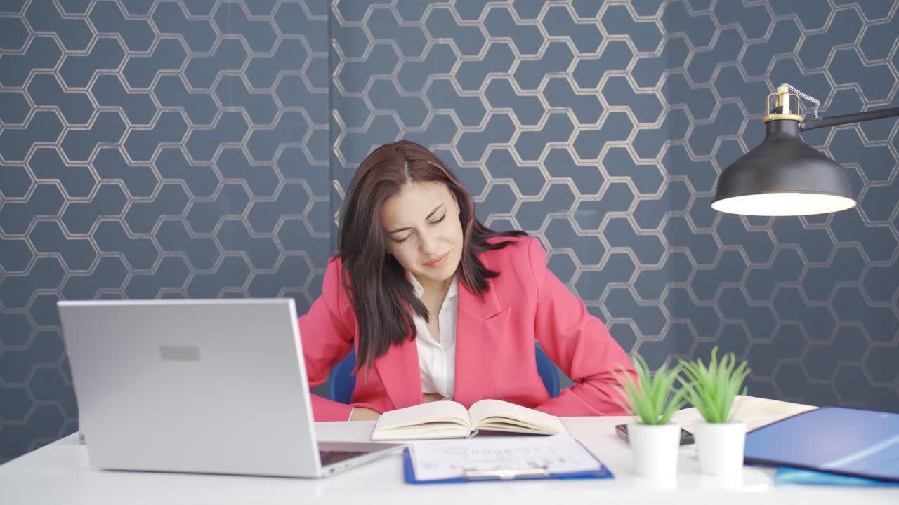 위통을  ⁇ 고 있는 젊은 사업가.