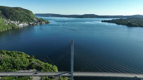 el mar de salhusfjorden visto detrás del puente flotante de nordhordland, noruega