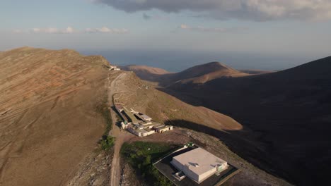 vuelo de drones a lo largo de los picos de las montañas de los ajaches, lanzarote, islas canarias
