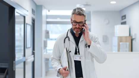 llamada telefónica, médico y hombre caminando en el hospital