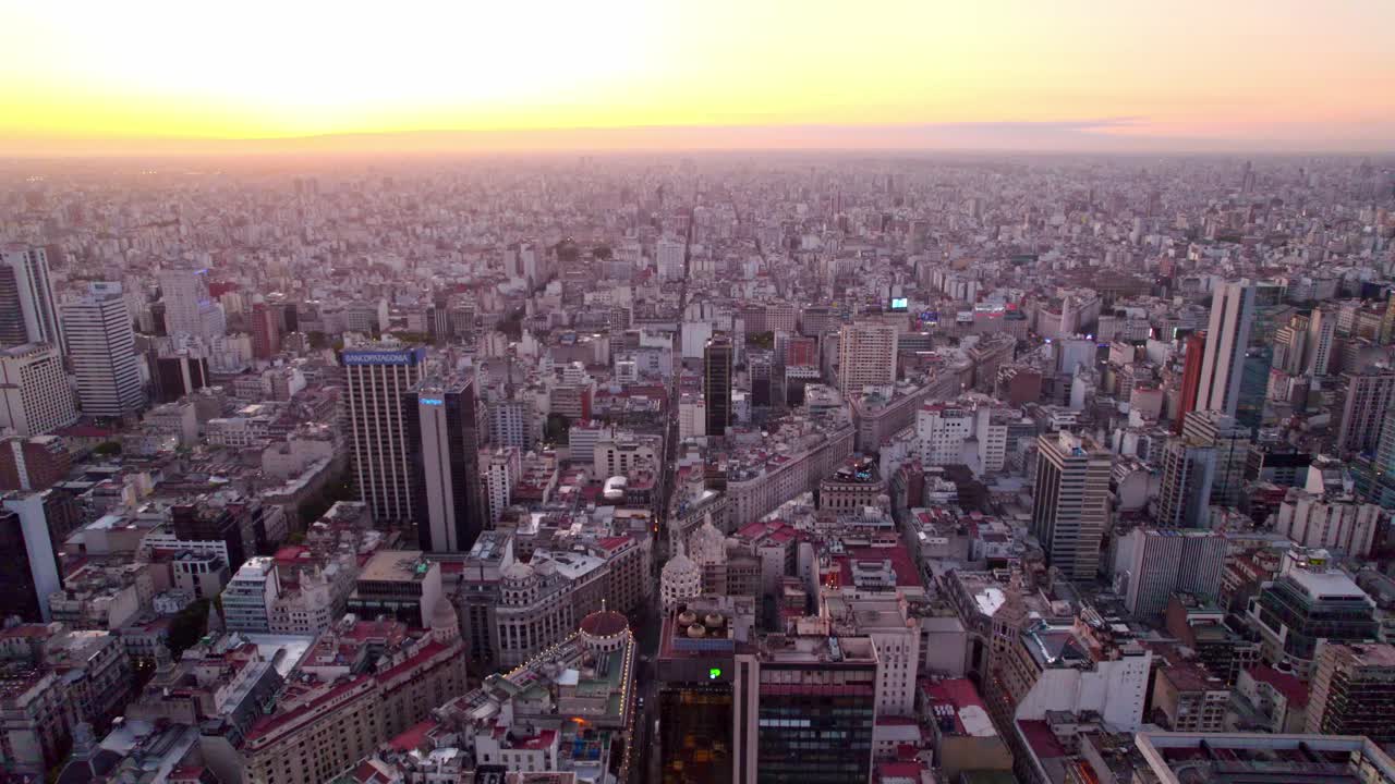 vista aérea que establece una puesta de sol épica de la ciudad de buenos aires, argentina