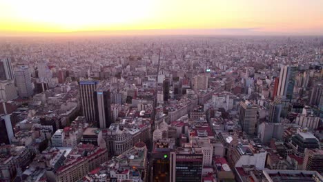 Vista-Aérea-Que-Establece-Una-Puesta-De-Sol-épica-De-La-Ciudad-De-Buenos-Aires,-Argentina