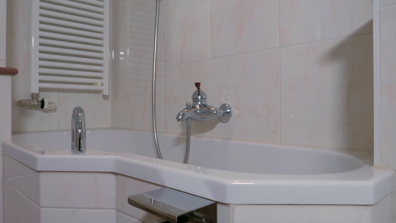 현대적인 욕실의 동작 제어 샷