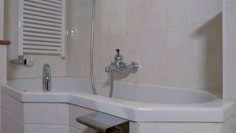 toma controlada por movimiento de un baño moderno