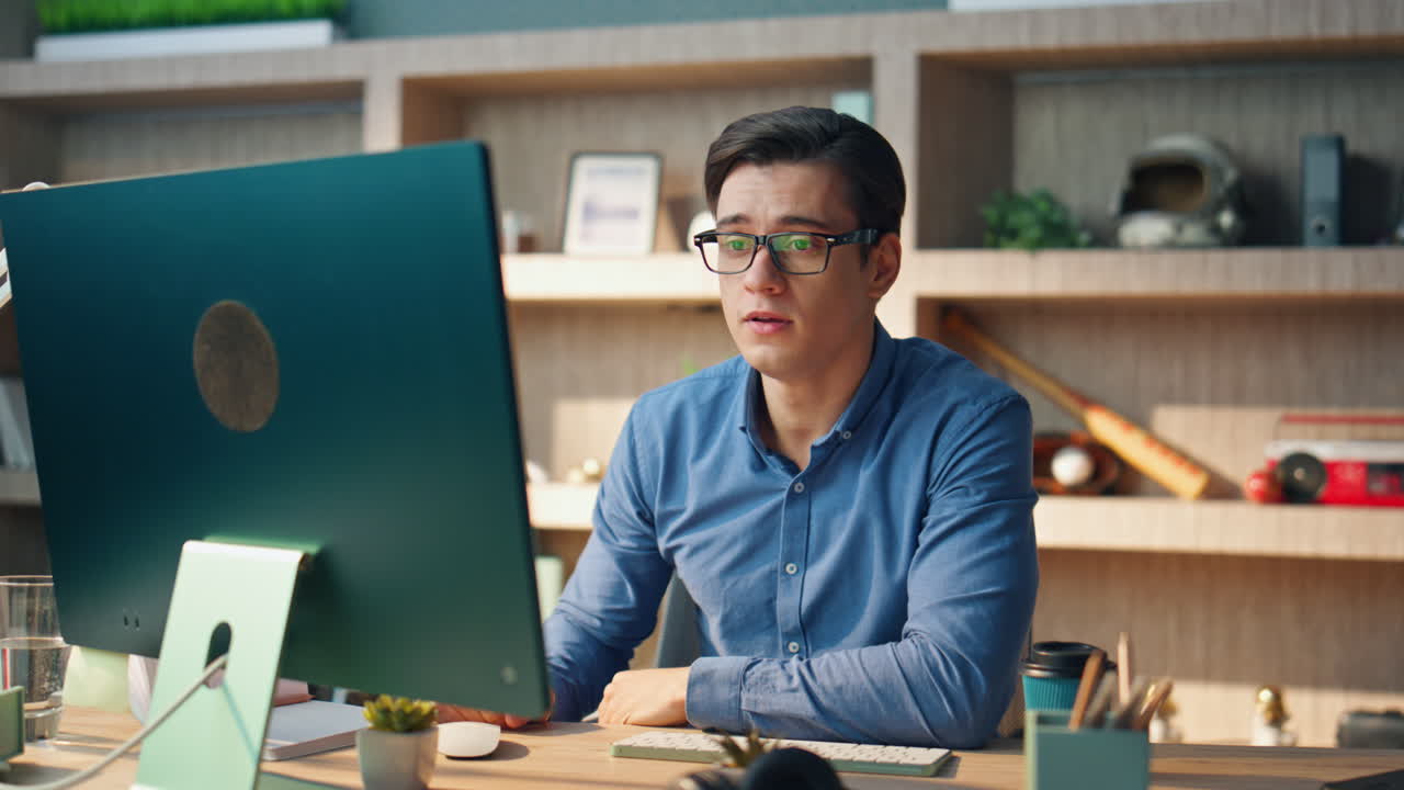 비즈니스맨이 비명을 지르며 컴퓨터 비디오 전화 사무실. 긴장한 남자 감정적 인 제스처