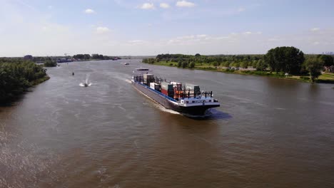 Barco-De-Contenedores-De-Missouri-Navegando-En-El-Viejo-Río-Maas-Cerca-De-Zwijndrecht,-Países-Bajos