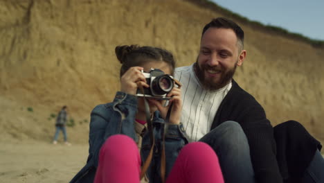 Schönes-Kind,-Das-Mit-Der-Kamera-Am-Strand-Einen-Familienausflug-Im-Freien-Fotografiert.