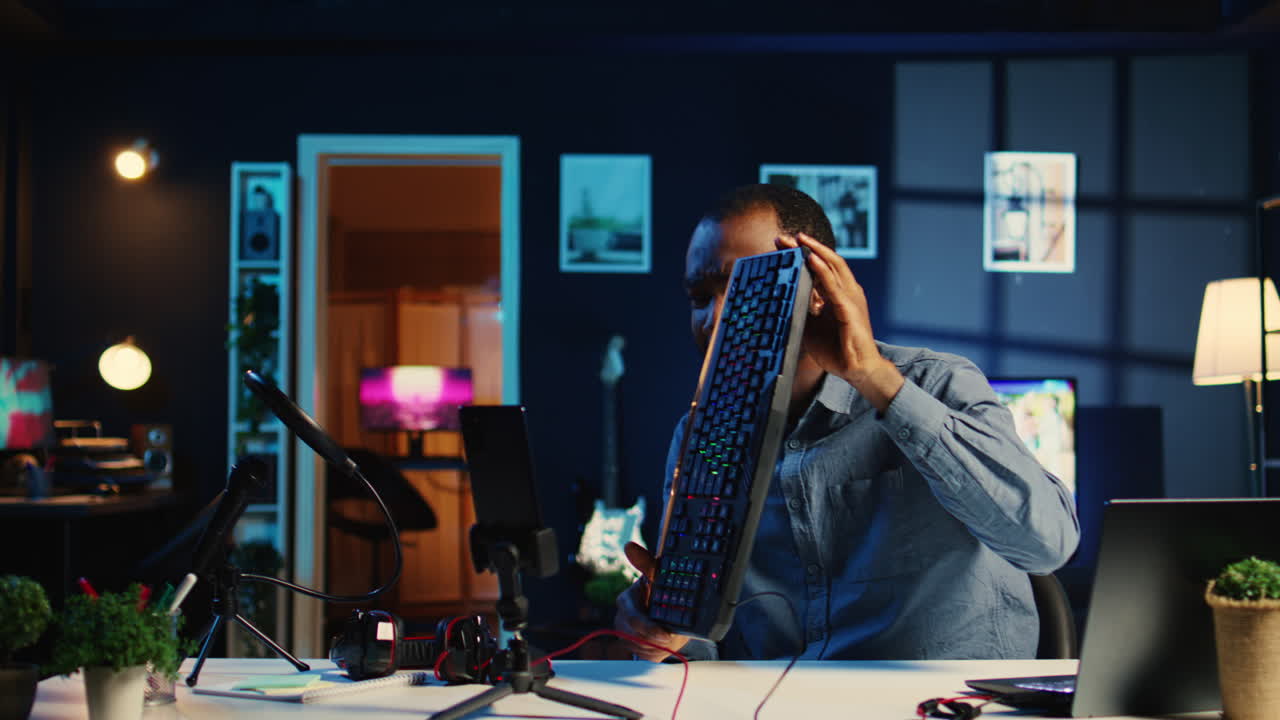 기술 리뷰어가 게임 주변 장치를 보여줍니다.