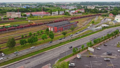 tren de mercancías saliendo del depósito de la ciudad de klaipeda, vista aérea