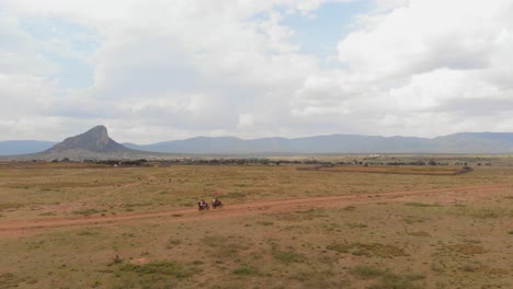 viaje en moto por la tierra de samburu-maasai, kenia