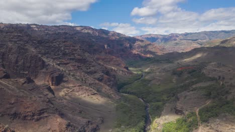 Luftbild-Hyperlapse-Des-Waimea-Canyon-Mit-Rollenden-Wolken-In-Kauai,-Hawaii