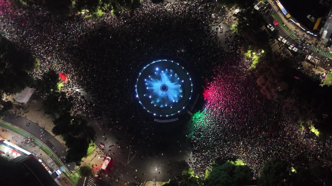 Orbital video af en enorm menneskemængde på Reforma Allé i Mexico City.