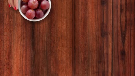 ofreciendo uvas