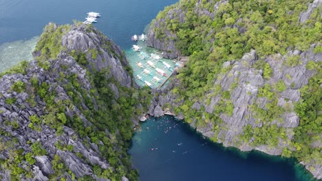 Vista-Aérea-Panorámica-Del-Lago-Barracuda-En-Coron-En-Medio-De-Un-Impresionante-Paisaje-Tropical