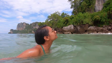 Cámara-Lenta-|-Hermosa-Niña-India-Nadando-En-Bikini-Disfrutando-De-La-Vista-De-La-Playa-En-Tailandia