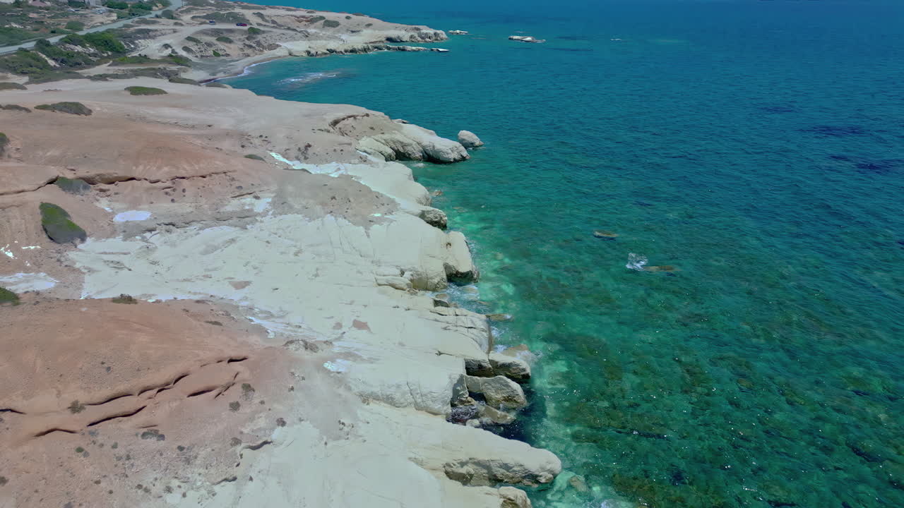 키프로스 해안 의 바위 에 부 ⁇ 히는  ⁇ 은 파란색 바다 물결 의 공중 드론 촬영