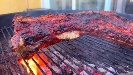 Kochen-Von-Köstlichen-BBQ-Rinderrippen-Auf-Einem-Grill-Mit-Feuer-Und-Rauch,-Weiches,-Leckeres-Fleisch,-4K-Aufnahme