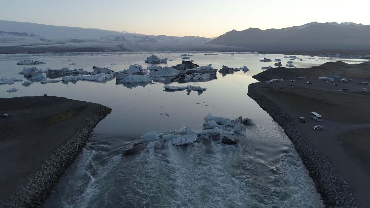 해가 뜨고 해가 지는 동안 빙하 호수 에 있는 빙산 들