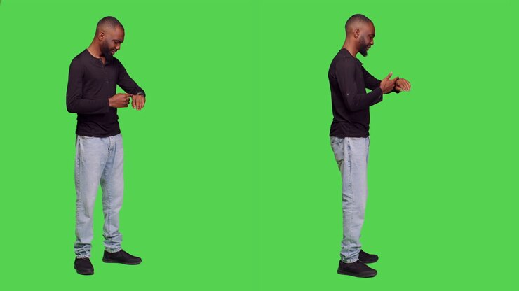Uomo afroamericano su green screen che controlla l'orologio