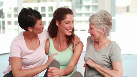 tres mujeres felices sonriendo a la cámara