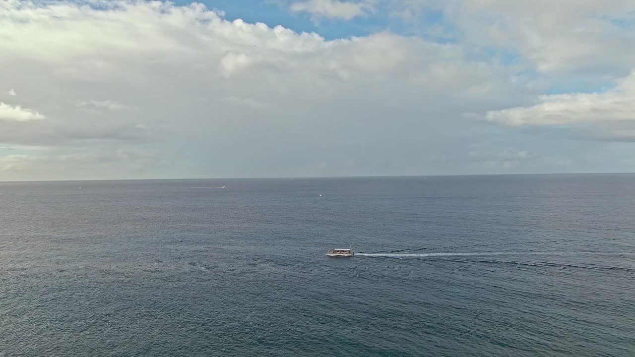 태평양을 따라 순항하는 관광 보트의 조감도