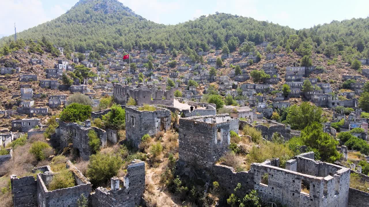 Nærbilde fra droneflyging over ruinene av en eldgammel festning som ligger i de grønne fjellskråningene i Tyrkia